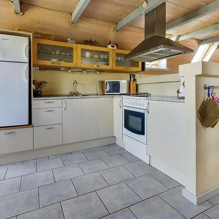 Two-bedroom Holiday In Халс